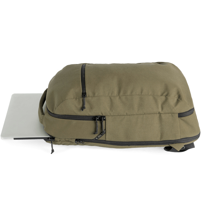 Top entry laptop compartment